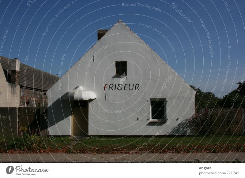 Friseursalon Dorf Stadtrand Menschenleer Haus Ruine Gebäude Mauer Wand Fassade Fenster Tür alt Armut dunkel einzigartig weiß Langeweile bizarr Krise Nostalgie