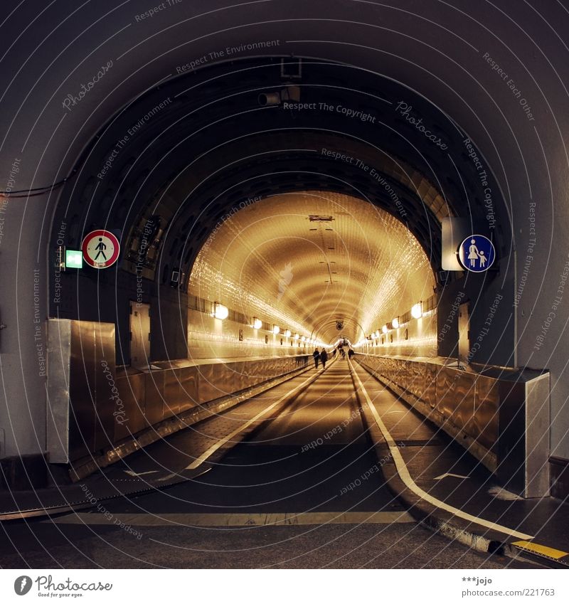 keine elben da... Hamburg Bauwerk Architektur Wahrzeichen Verkehr Verkehrswege Fußgänger Straße Tunnel Verkehrszeichen Verkehrsschild historisch