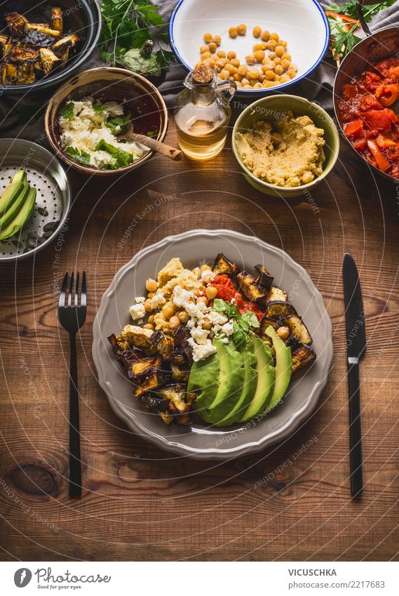 Teller mit Besteck und verschiedenen Salat Lebensmittel Gemüse Salatbeilage Ernährung Mittagessen Büffet Brunch Bioprodukte Vegetarische Ernährung Diät Geschirr