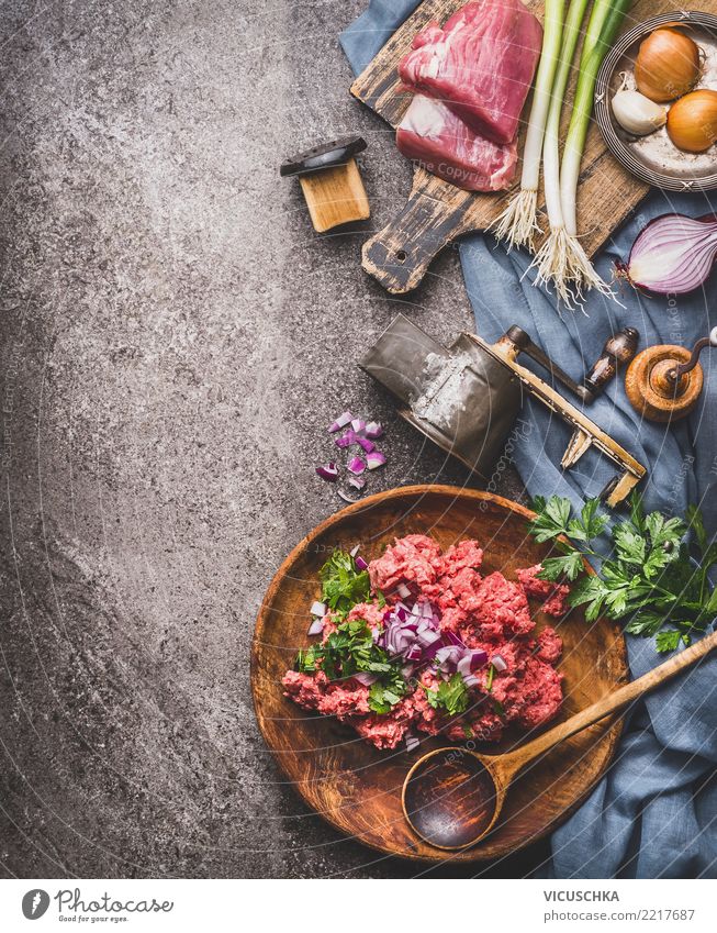 Kochen mit Hackfleisch Lebensmittel Fleisch Ernährung Mittagessen Abendessen Bioprodukte Slowfood Geschirr Teller Schalen & Schüsseln Löffel Häusliches Leben