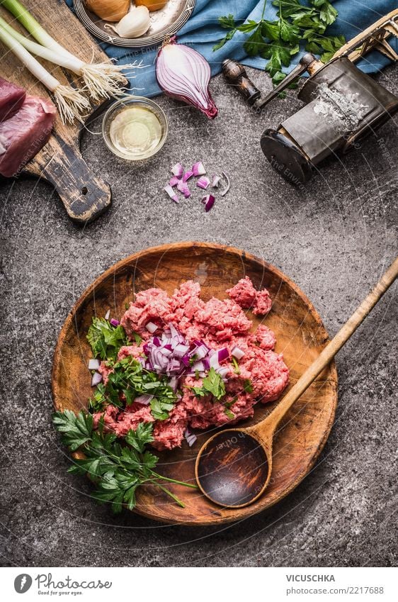 Rohes Hackfleisch,in Schüssel mit Löffel Lebensmittel Fleisch Kräuter & Gewürze Ernährung Bioprodukte Geschirr Teller Schalen & Schüsseln Design