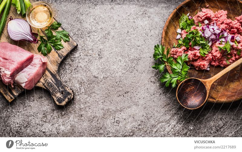 Fleisch auf Schneidebrett mit Hackfleisch, Löffel und Zutaten Lebensmittel Kräuter & Gewürze Ernährung Bioprodukte Teller Stil Design Hintergrundbild Metzgerei