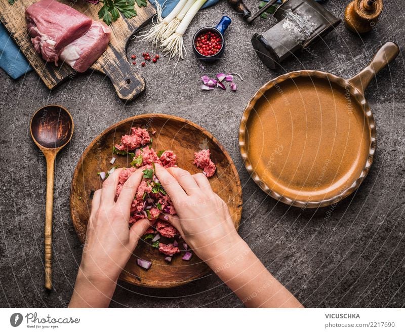 Weibliche Hände machen Hackfleischfüllung Lebensmittel Fleisch Kräuter & Gewürze Ernährung Bioprodukte Schalen & Schüsseln Pfanne Löffel Lifestyle