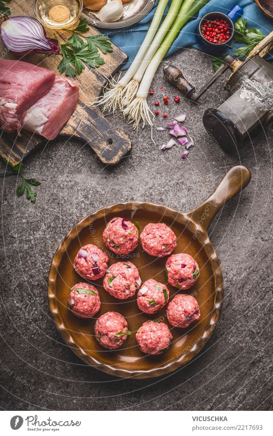 Fleischbällchen in Pfanne mit Zutaten Lebensmittel Kräuter & Gewürze Ernährung Mittagessen Abendessen Bioprodukte Geschirr Stil Design Tisch Essen zubereiten