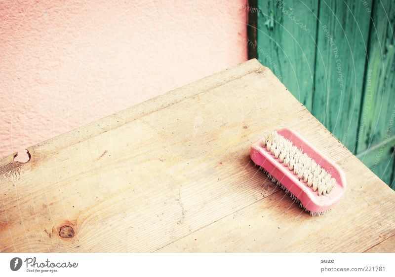 Bürste Tisch Holz alt authentisch dreckig einfach retro Sauberkeit trist trocken grün rosa Nostalgie Ordnung Vergangenheit Vergänglichkeit Wand Holztisch