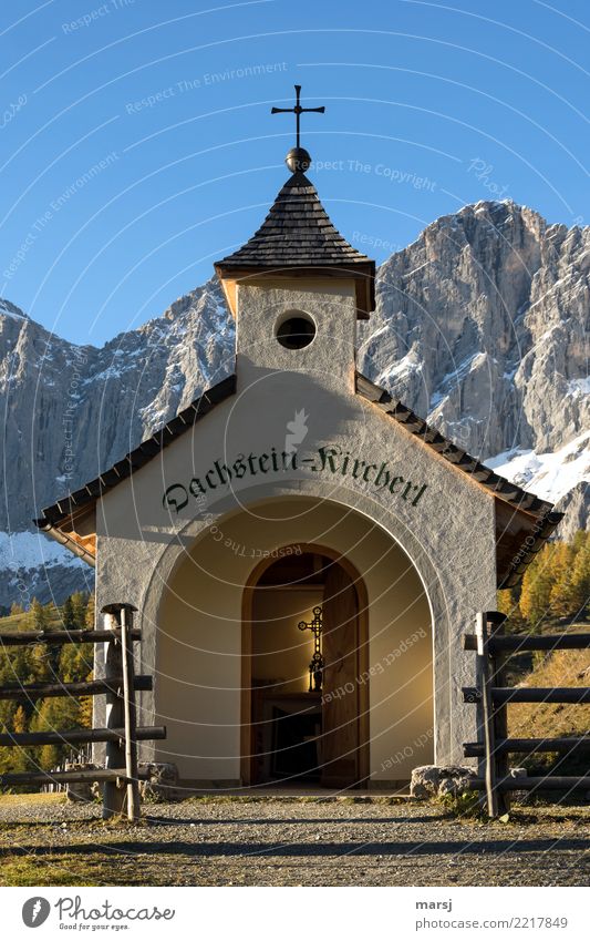 Trete ein und verweile Ferien & Urlaub & Reisen wandern Natur Wolkenloser Himmel Herbst Berge u. Gebirge Dachstein Kirche Gebäude Denkmal Tür Kreuz Geborgenheit