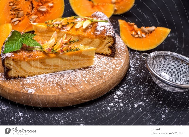 Stücke von Kürbiskuchen Gemüse Dessert Süßwaren Erntedankfest Halloween Herbst Holz Essen frisch lecker natürlich grün orange schwarz Tradition Mahlzeit reif