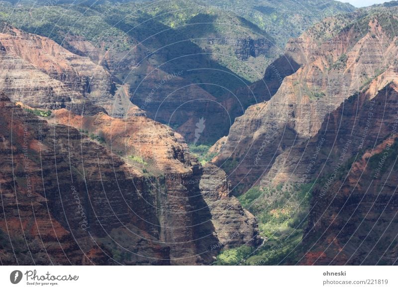 Canyon Landschaft Hügel Felsen Schlucht Waimea Canyon Stein natürlich wild Inspiration Ferne Farbfoto Licht Schatten Sonnenlicht Totale Gesteinsformationen