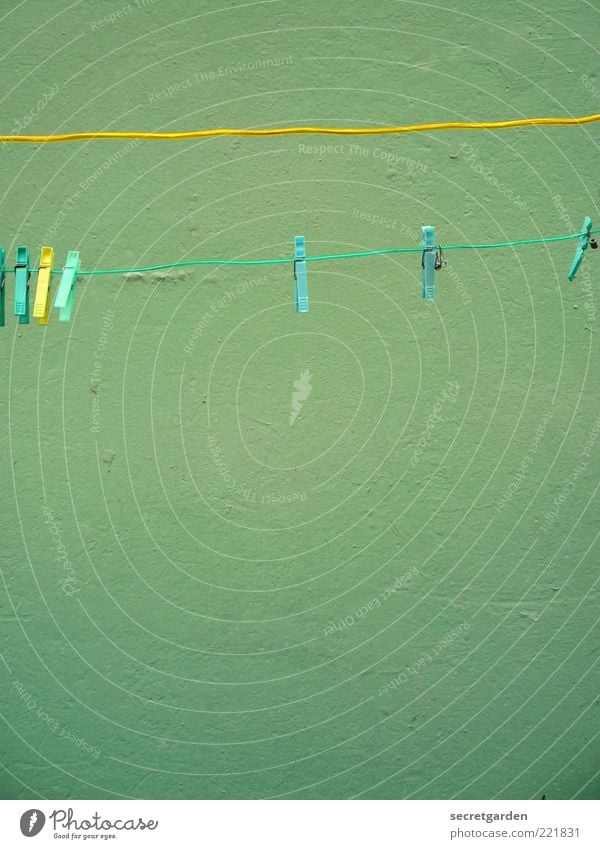 [HH 10.1] waschtag. Mauer Wand Fassade Wäscheleine Wäscheklammern Linie gelb grün Farbe türkis Seil Farbfoto Außenaufnahme Nahaufnahme Menschenleer