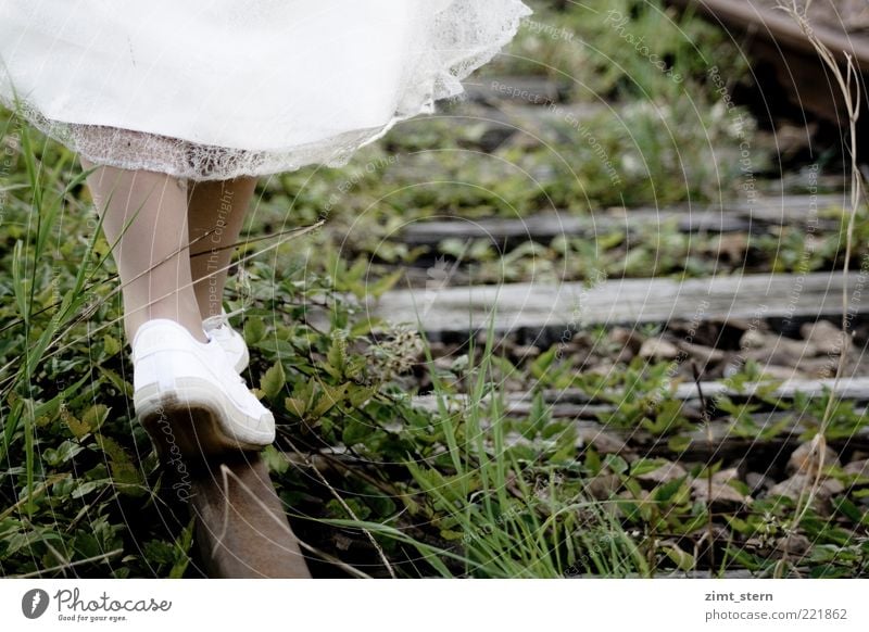 Ein neuer Weg Sommer Mensch feminin Frau Erwachsene Beine Fuß 1 Gras Gleise Rock Kleid Schuhe Turnschuh Stahl Rost gehen ästhetisch braun grau grün weiß