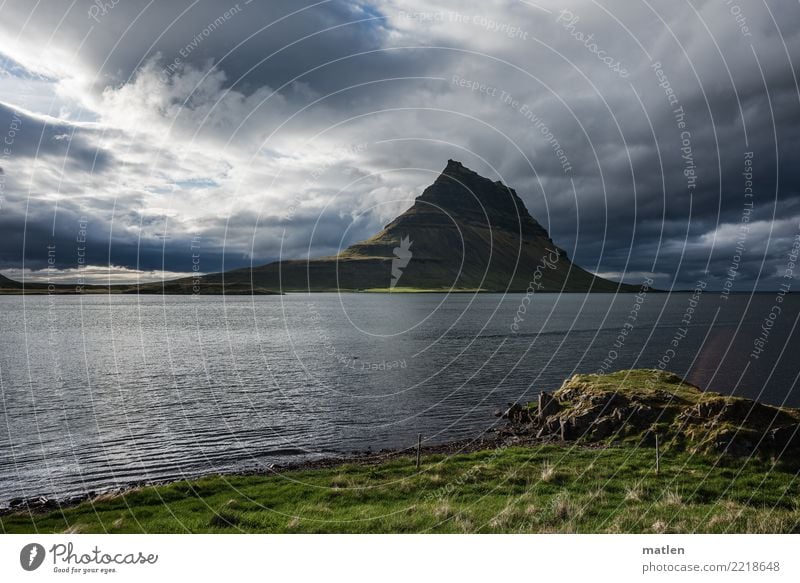 der magische Berg Landschaft Pflanze Himmel Wolken Horizont Frühling Schönes Wetter Gras Gipfel Küste Fjord Meer bedrohlich blau braun grau grün Snæfellsnes