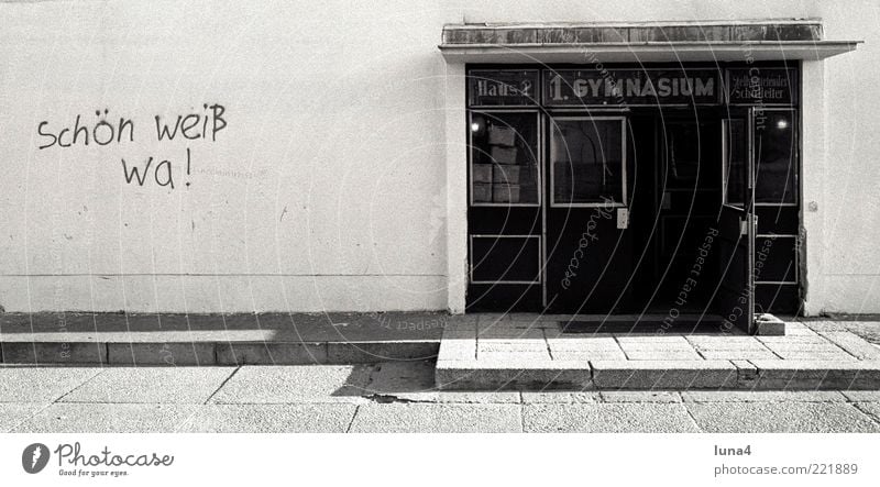 Schön weiß wa! Schulgebäude Gebäude Mauer Wand Fassade Beton Schriftzeichen Graffiti ästhetisch lustig Kreativität beschmiert bemalt schön Schwarzweißfoto