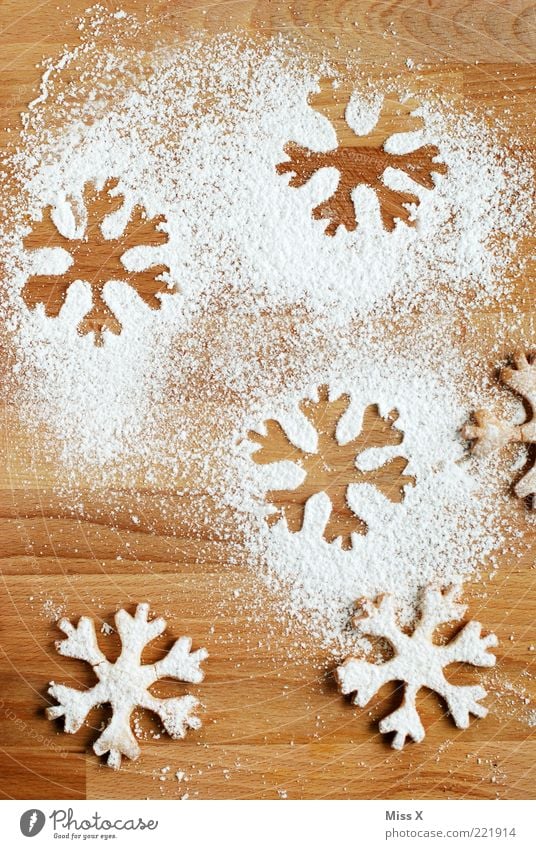 Schneeflocken Lebensmittel Teigwaren Backwaren Ernährung lecker süß knusprig Plätzchen Mürbeplätzchen Puderzucker Zucker Abdruck Stern (Symbol)