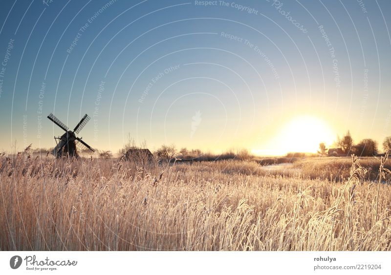 Sonnenaufgang von Windmühle am frostigen Wintermorgen Ferien & Urlaub & Reisen Schnee Natur Landschaft Himmel Sonnenuntergang Nebel Eis Frost Wiese Gebäude kalt