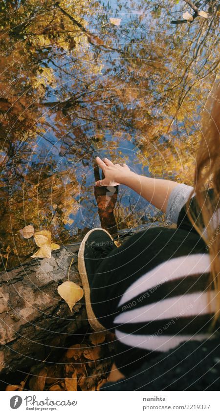 Rührendes Wasser der Frau mit Baumreflexion Lifestyle Hand Tourismus Abenteuer Freiheit Umwelt Natur Pflanze Himmel Sommer Herbst Blatt Seeufer Teich Strümpfe