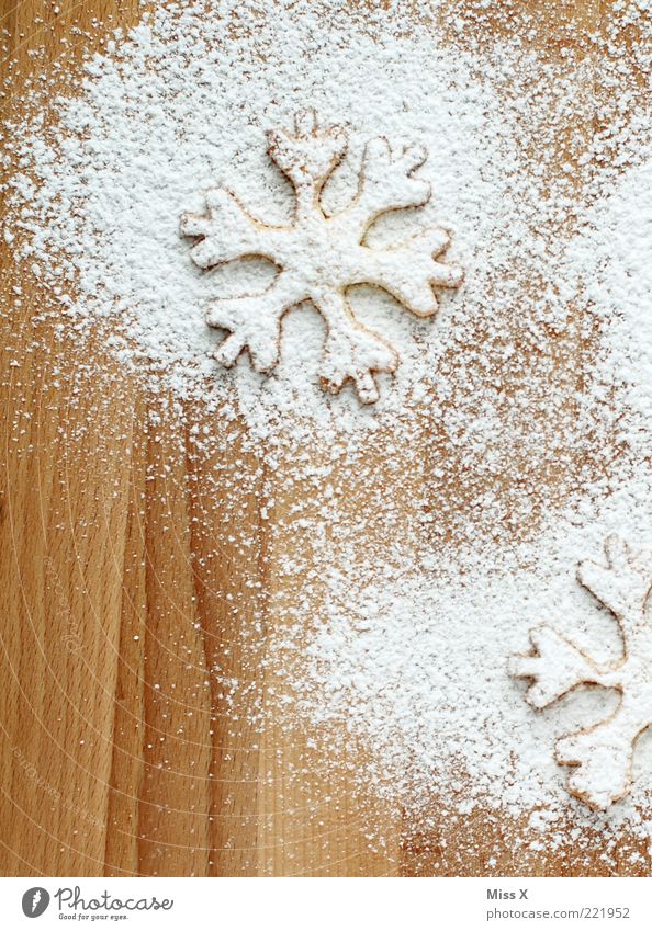 Plätzchen Lebensmittel Teigwaren Backwaren Ernährung lecker süß weiß Puderzucker Weihnachtsgebäck Weihnachtsdekoration Holzbrett Schneekristall Schneeflocke