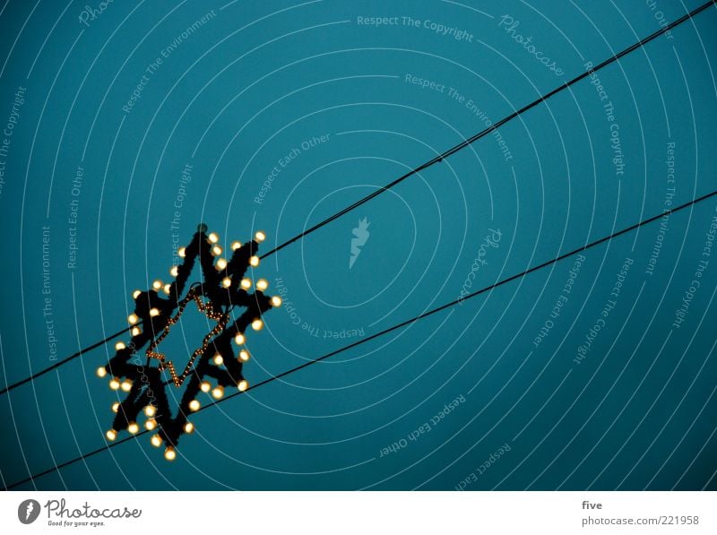sternenseiltanz Himmel Nachthimmel Stern Winter hängen Stimmung Vorfreude Weihnachtsmarkt Weihnachtsdekoration Weihnachtsbeleuchtung Lampe Glühbirne Seil