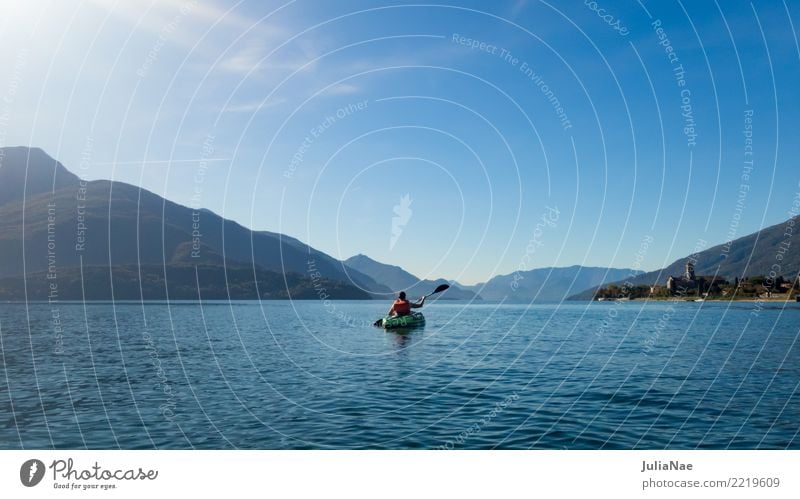 Kanu fahren am Comer See Italien Wasser ruhig Wasserfahrzeug Paddeln Mensch Berge u. Gebirge blau Ferien & Urlaub & Reisen Abenteuer Außenaufnahme Sport Kajak