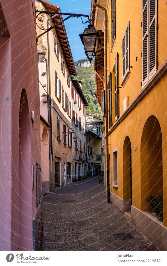 Häuser in der Altstadt Gravedona am Comer See alt Stadt Haus historisch Gasse Gravedona ed Uniti Lombardei Italien Sehenswürdigkeit Ferien & Urlaub & Reisen