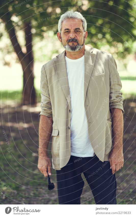 Portrait eines fälligen Mannes, Baumuster der Mode, in einem städtischen Park. Lifestyle Ruhestand Mensch maskulin Erwachsene Männlicher Senior 1 45-60 Jahre