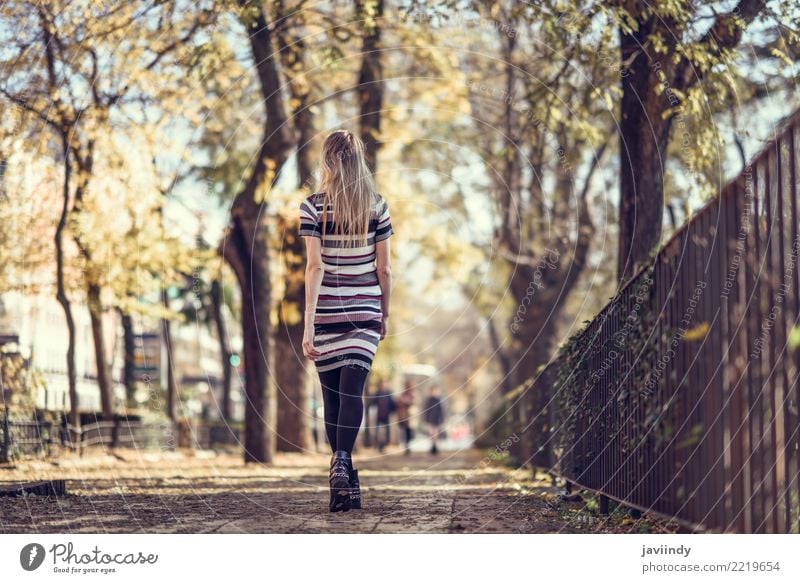 Hintere Ansicht von jungen Blondinen gehend in die Straße. Lifestyle elegant Stil schön Haare & Frisuren Mensch feminin Junge Frau Jugendliche Erwachsene 1