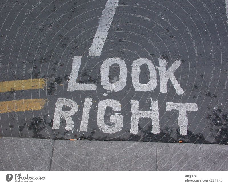 Look right Großbritannien Verkehr Verkehrswege Personenverkehr Straßenverkehr Zeichen Schriftzeichen Schilder & Markierungen Hinweisschild Warnschild