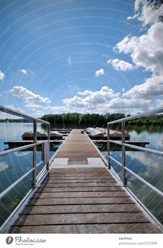 Herr Ober, ich hätte mein' Steg gerne medium ! Schönes Wetter Erholung See Anlegestelle Geländer Edelstahl Wasserfahrzeug Tretboot Reflexion & Spiegelung Wolken