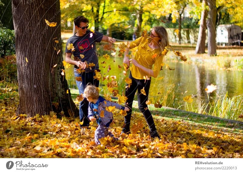 Laubschlacht Mensch maskulin feminin Kind Junge Familie & Verwandtschaft Paar 3 1-3 Jahre Kleinkind 18-30 Jahre Jugendliche Erwachsene Umwelt Natur Landschaft