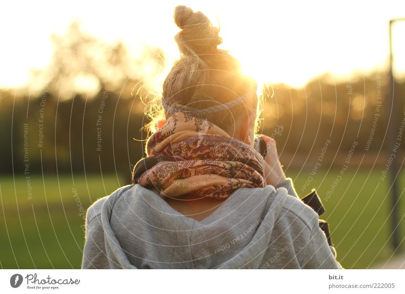 Lichtbilder machen Lifestyle Haare & Frisuren Freizeit & Hobby Fotokamera feminin Junge Frau Jugendliche Kopf 1 Mensch Natur Landschaft Haarband entdecken