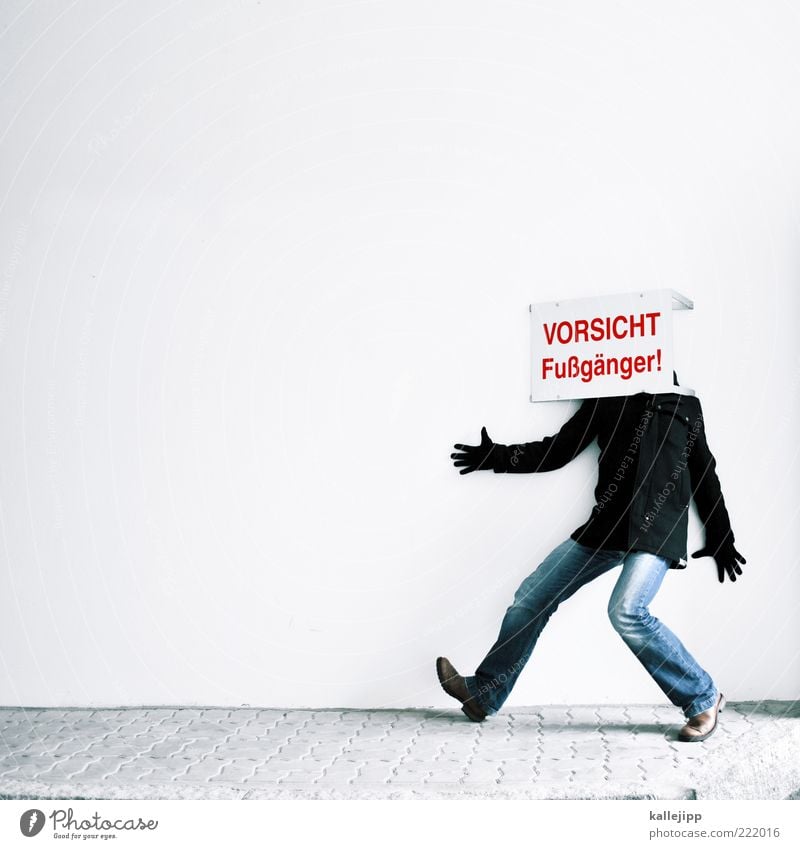 augen auf im straßenverkehr! Mensch Mann Erwachsene 1 Zeichen Schriftzeichen Schilder & Markierungen Hinweisschild Warnschild gehen Spaziergang blind Vorsicht