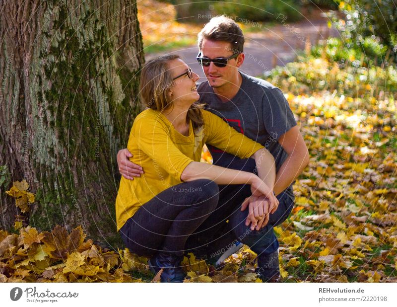 Pärchen im Herbst Lifestyle Freude Glück Freizeit & Hobby Mensch maskulin feminin Frau Erwachsene Mann Paar Partner 2 18-30 Jahre Jugendliche 30-45 Jahre Baum