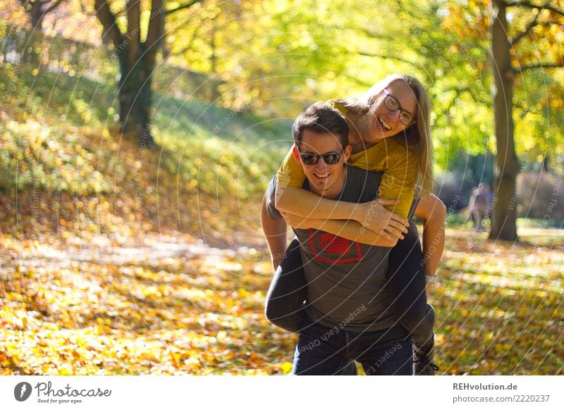 Herbstfreuden Freizeit & Hobby Mensch Frau Erwachsene Mann Paar Partner 2 18-30 Jahre Jugendliche 30-45 Jahre Umwelt Natur Schönes Wetter Baum Park Brille