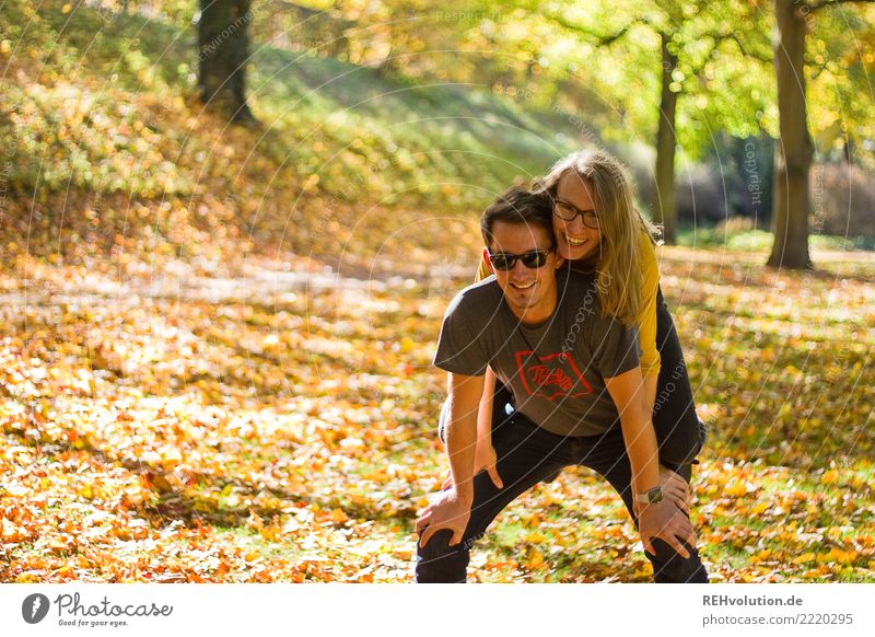 glückliches Pärchen im Herbst Romantik Verliebtheit Paar Partner Mann Frau Erwachsene Sonnenbrille Brille Zusammensein Freundschaft Vertrauen authentisch Liebe