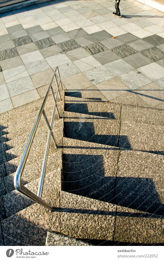 Treppab Freizeit & Hobby Beine Fuß 1 Mensch Architektur Sehenswürdigkeit Wahrzeichen Gefühle Oktober Treppe Geländer Treppengeländer Kulturforum Berlin