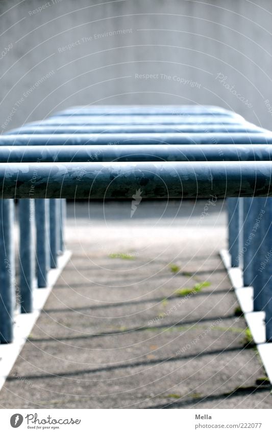 Möglichkeiten Menschenleer Platz Fahrradständer Ständer Gestell Metall Strebe trist blau grau Reihe aufgereiht hintereinander Farbfoto Außenaufnahme Tag