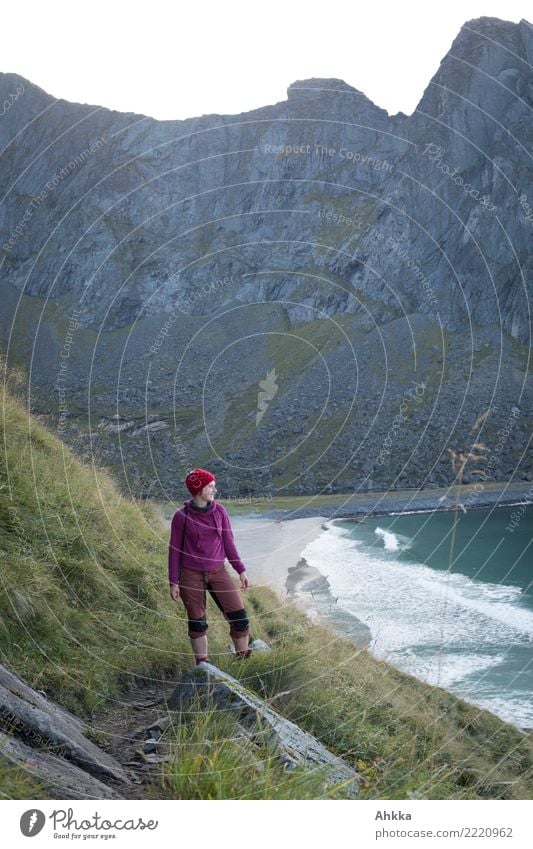 Junge Frau auf einem Steilküstenpfad vor Strand und Felswand Sinnesorgane Erholung ruhig Ferien & Urlaub & Reisen Abenteuer Jugendliche Leben Natur