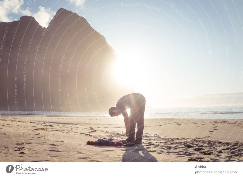 Junger Mann, Strand, Gegenlicht, Sonne, Nordmeer, Berge, Lofoten Ferien & Urlaub & Reisen Ausflug Abenteuer Freiheit Sommerurlaub Jugendliche Natur Horizont