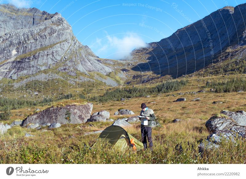 Junger Mann mit Karte vor Zelt und Bergpanorama Ferien & Urlaub & Reisen Abenteuer Berge u. Gebirge wandern Jugendliche Landschaft Schönes Wetter Felsen Gipfel