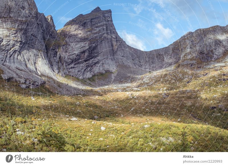 Massiver Felshang mit Lichtspiel, Lofoten ruhig Meditation Abenteuer Natur Himmel Sonnenlicht Felsen Gipfel leuchten fantastisch gigantisch wild einzigartig