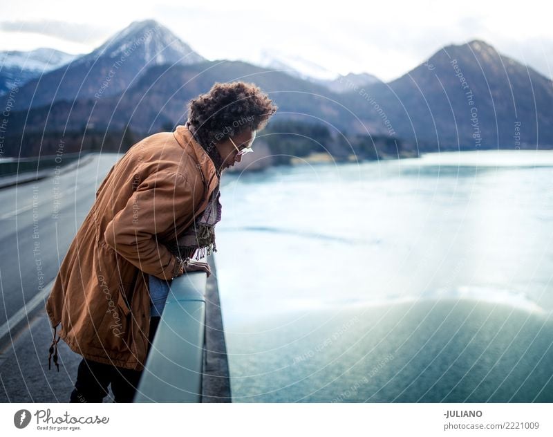 junger Mann, Blick von der hohen Brücke im Ausland Weihnachten & Advent Außenaufnahme Schuss Grafik u. Illustration Ferien & Urlaub & Reisen Fotografie reisend