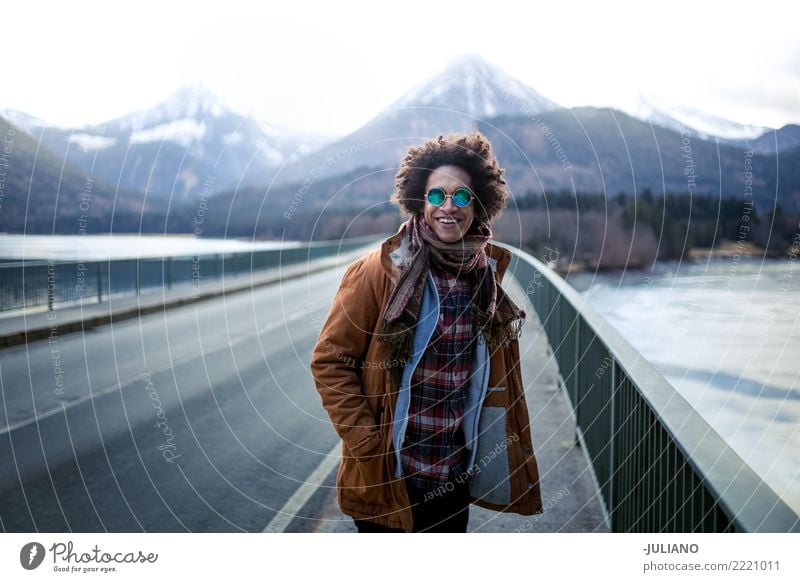 junger Mann hat schöne Zeit mit Blick auf die Berge im Ausland Weihnachten & Advent Außenaufnahme Schuss IllustrationUrlaub & ReisenReisen Fotografie reisend