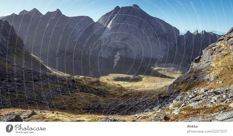 Horseidvika, Lofoten, Berglandschaft, Tal, Gipfel, Sonnenlicht Abenteuer Landschaft Klima schlechtes Wetter Berge u. Gebirge Schlucht leuchten fantastisch