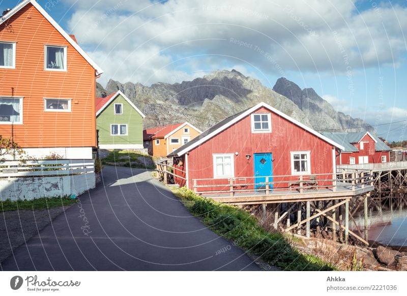 Henningsvær, bunte Holzhäuser in Norwegen Ferien & Urlaub & Reisen Tourismus Wolken Schönes Wetter Berge u. Gebirge Küste Lofoten Fischerdorf Einfamilienhaus