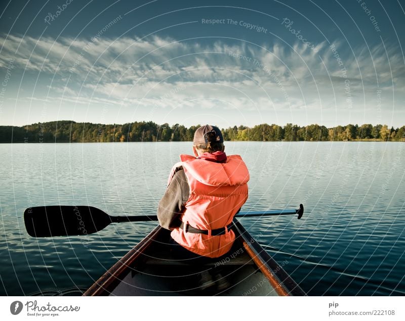 zu neuen ufern 1 Mensch Natur Himmel Sommer Herbst Wald Seeufer Kanu Paddel Schwimmweste Erholung Blick blau ruhig Ausdauer Ferien & Urlaub & Reisen Einsamkeit