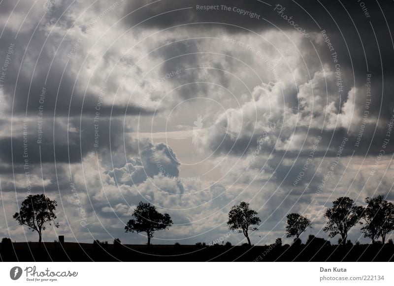 Wetterumschwung Landschaft Wolken Gewitterwolken Horizont Klimawandel schlechtes Wetter Unwetter Wind Sturm außergewöhnlich bedrohlich gigantisch groß nass