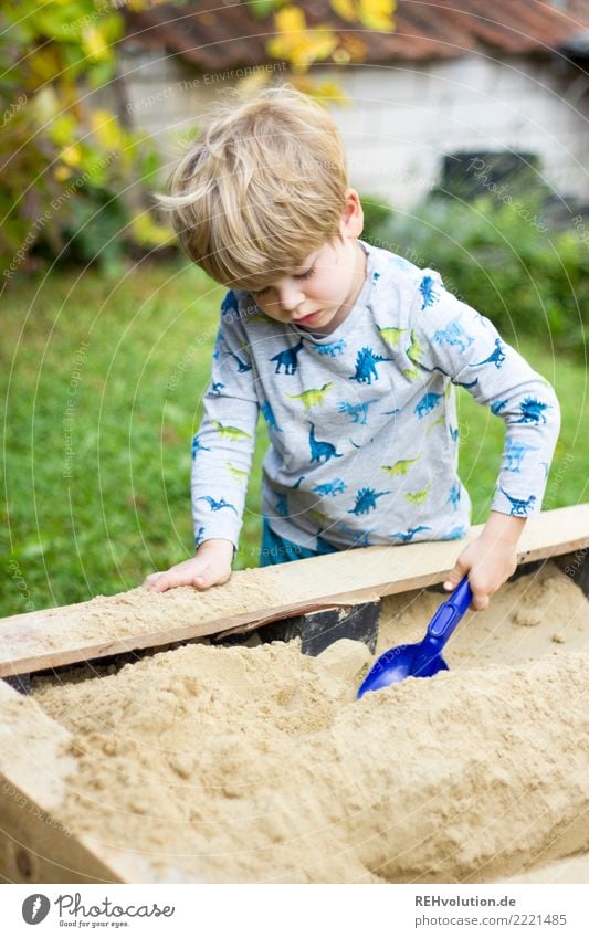 kind am Sandspieltisch Freizeit & Hobby Spielen Garten Mensch feminin Kind Junge Familie & Verwandtschaft Kindheit 1 3-8 Jahre Spielplatz Holz authentisch klein