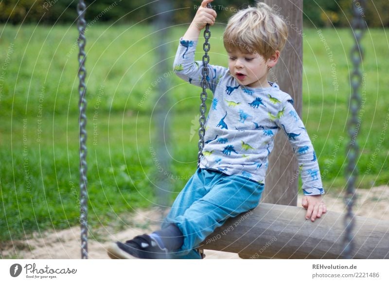 Kind auf dem Spielplatz Freizeit & Hobby Mensch Junge 1 3-8 Jahre Kindheit Natur Gras Wiese Bewegung Spielen authentisch klein natürlich Neugier grün Freude