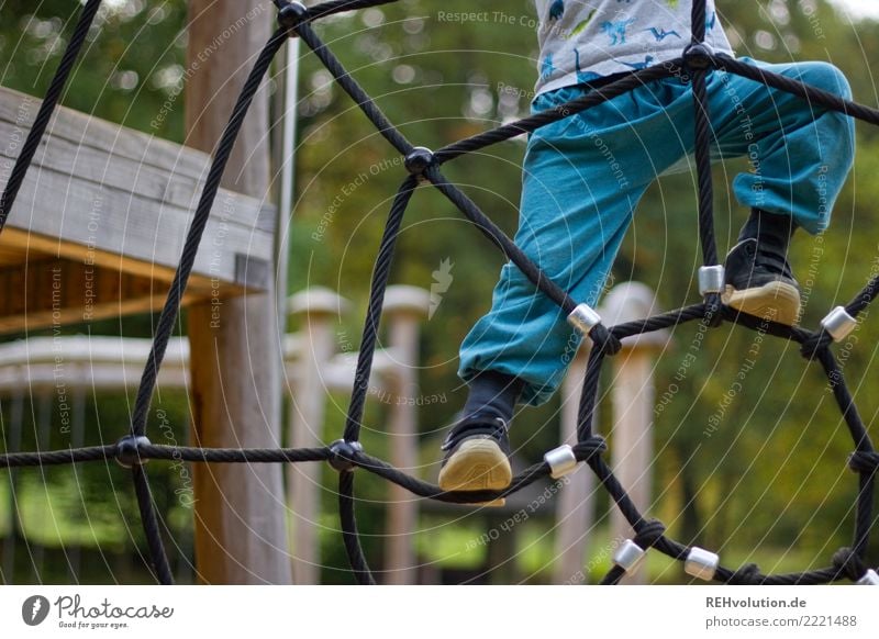 Kletterstunde Freizeit & Hobby Spielen Mensch Kind Junge Kindheit 1 1-3 Jahre Kleinkind Umwelt Natur Park Spielplatz Bewegung authentisch Erfolg Gesundheit