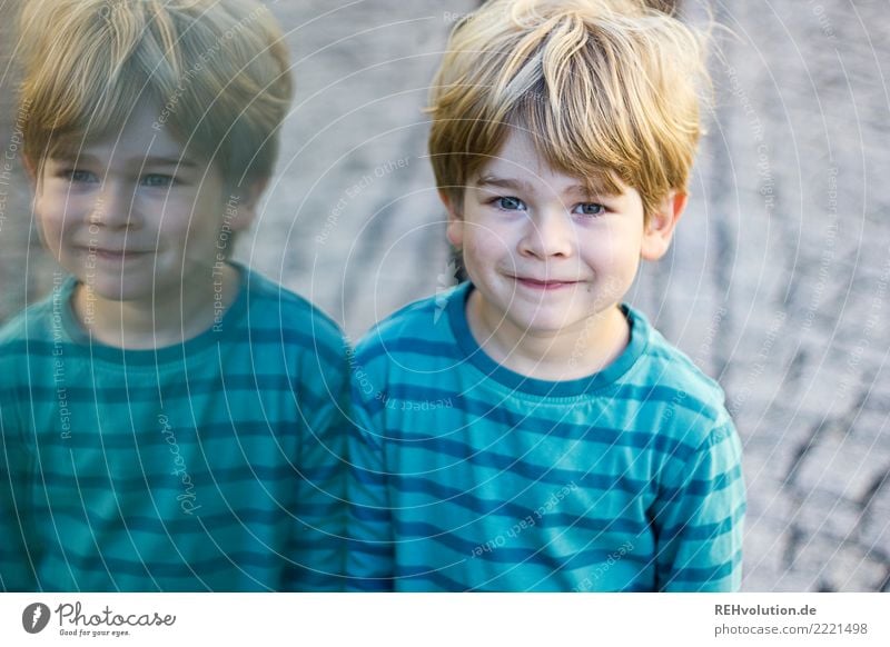 doppelt gewitzt Mensch Kind Kleinkind Junge Kindheit 1 1-3 Jahre Stadt Stadtzentrum Lächeln authentisch blond Freundlichkeit Fröhlichkeit Glück klein natürlich