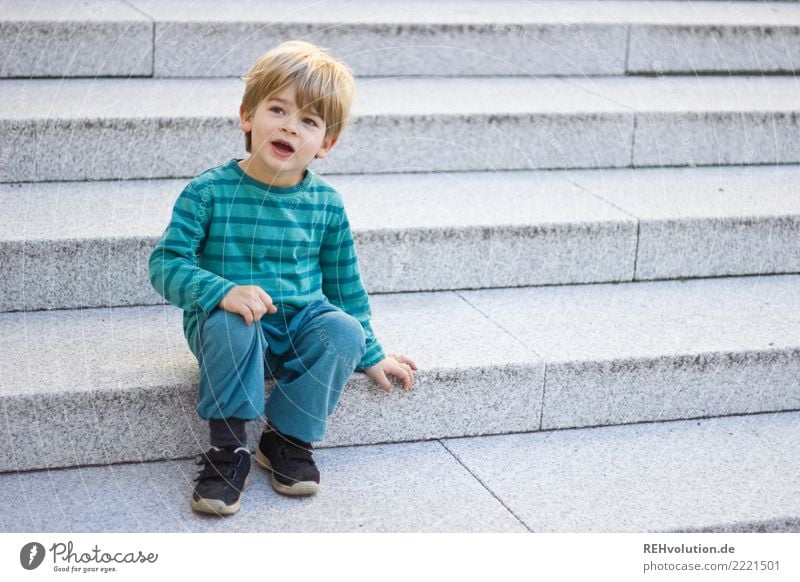 auf der treppe Mensch Kind Kleinkind Junge Kindheit 1 1-3 Jahre 3-8 Jahre Stadt Treppe sitzen warten authentisch Freundlichkeit klein natürlich Neugier positiv